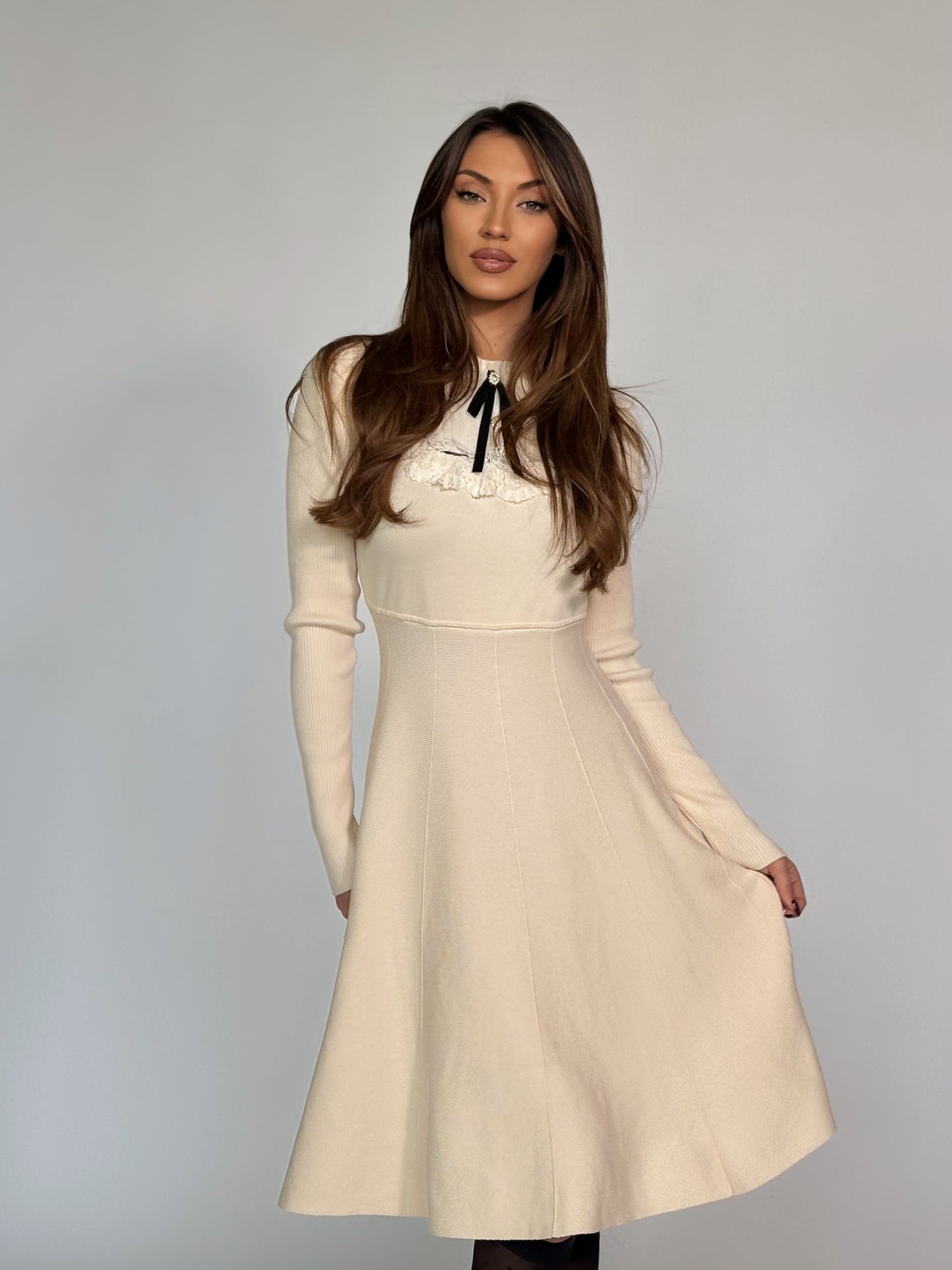 Рокля Hensel с дантела и панделка