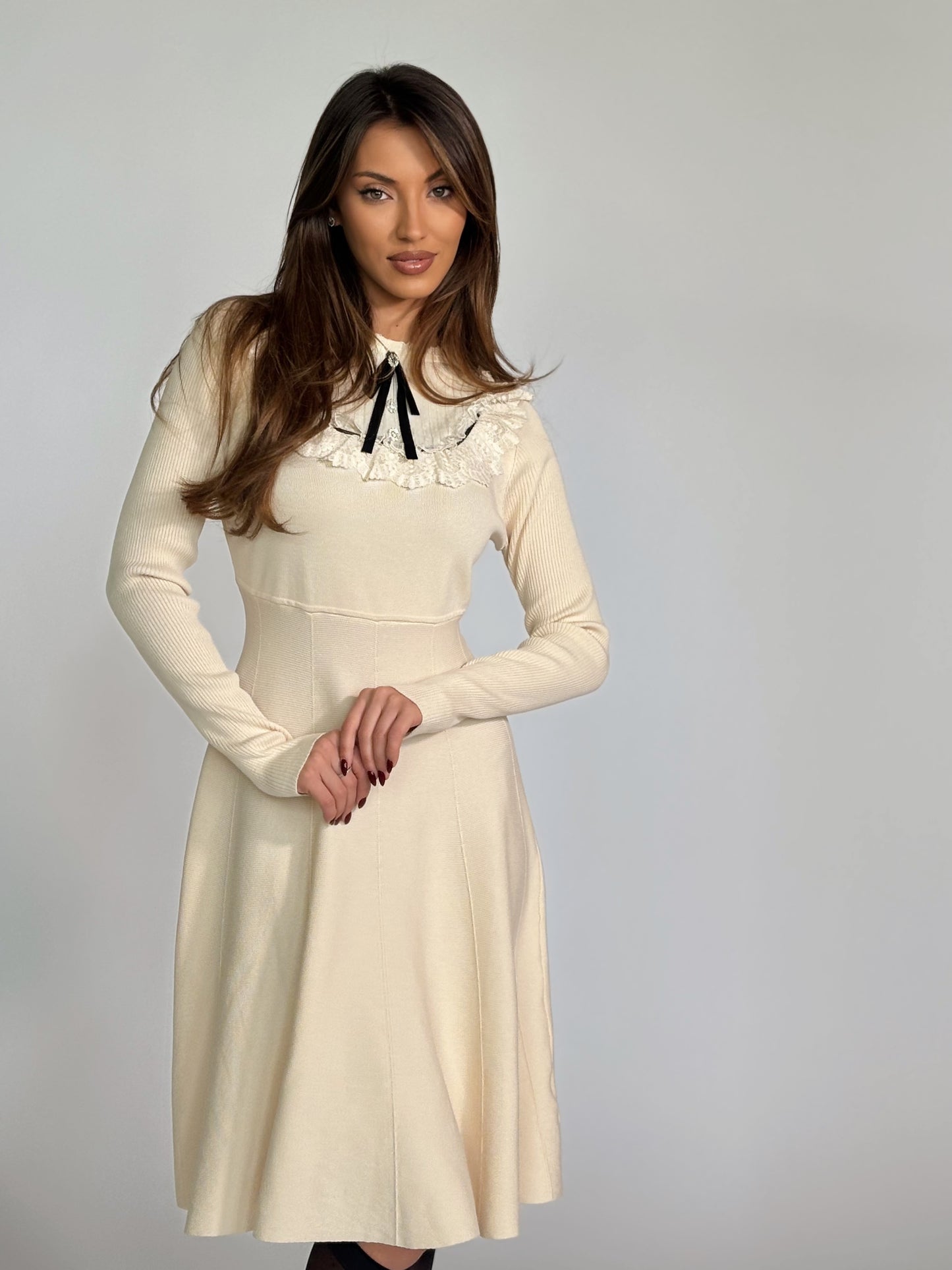 Рокля Hensel с дантела и панделка