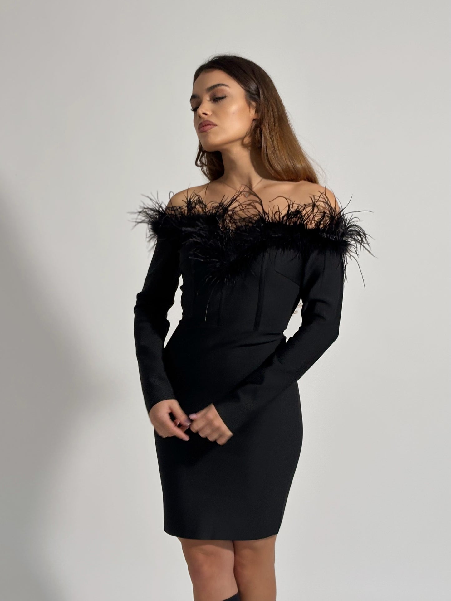 Бандажна рокля с естествени пера Florina