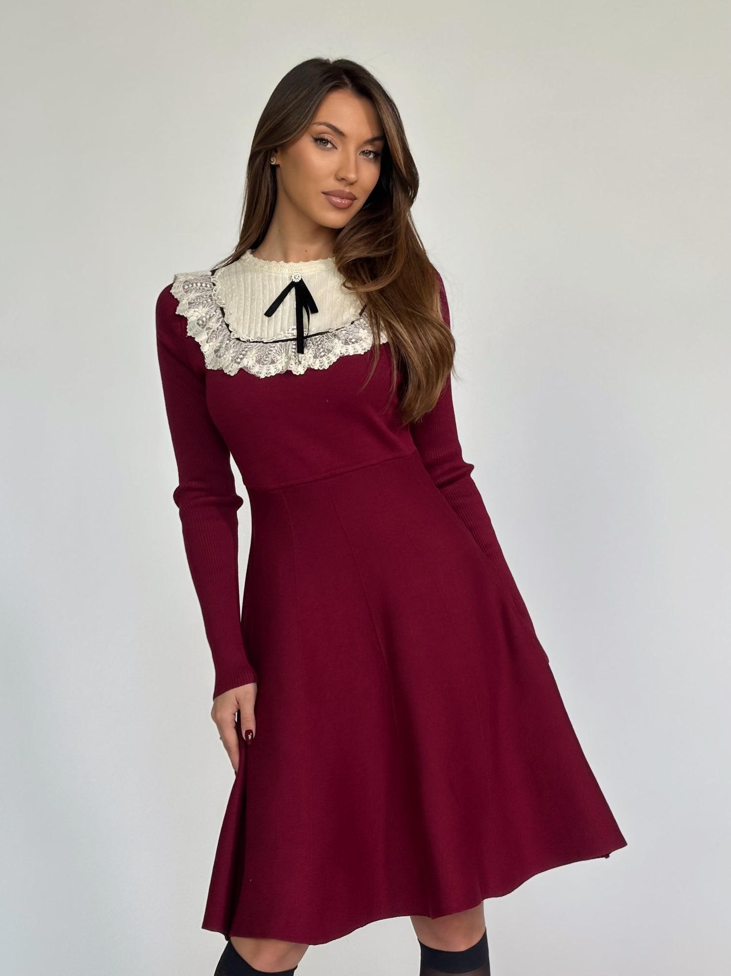 Рокля Hensel с дантела и панделка