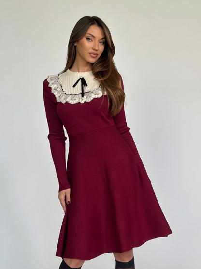 Рокля Hensel с дантела и панделка