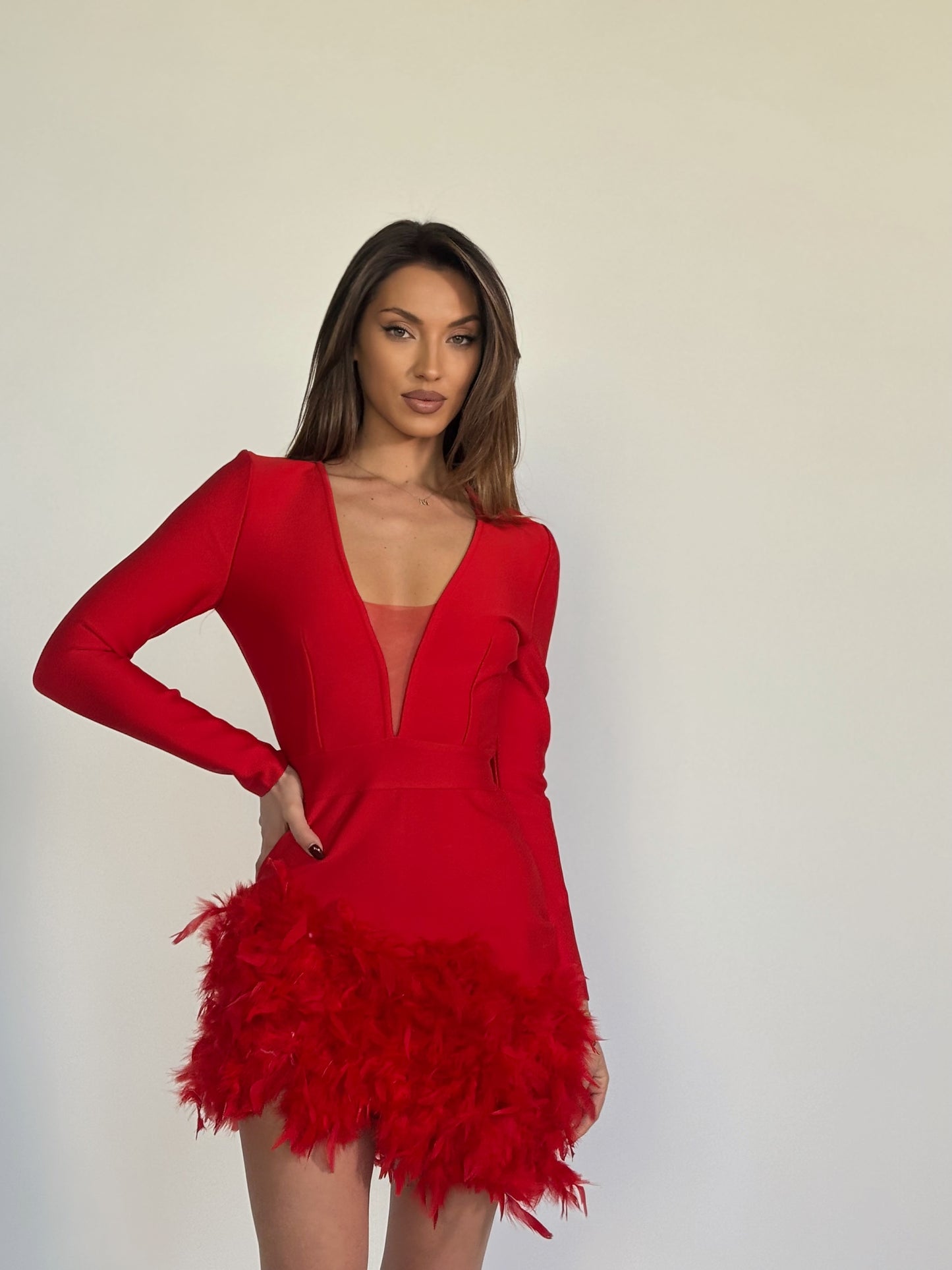 Бандажна рокля Lovita с пера