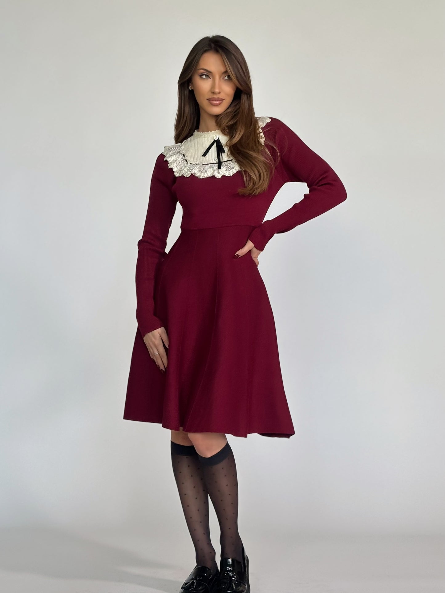 Рокля Hensel с дантела и панделка