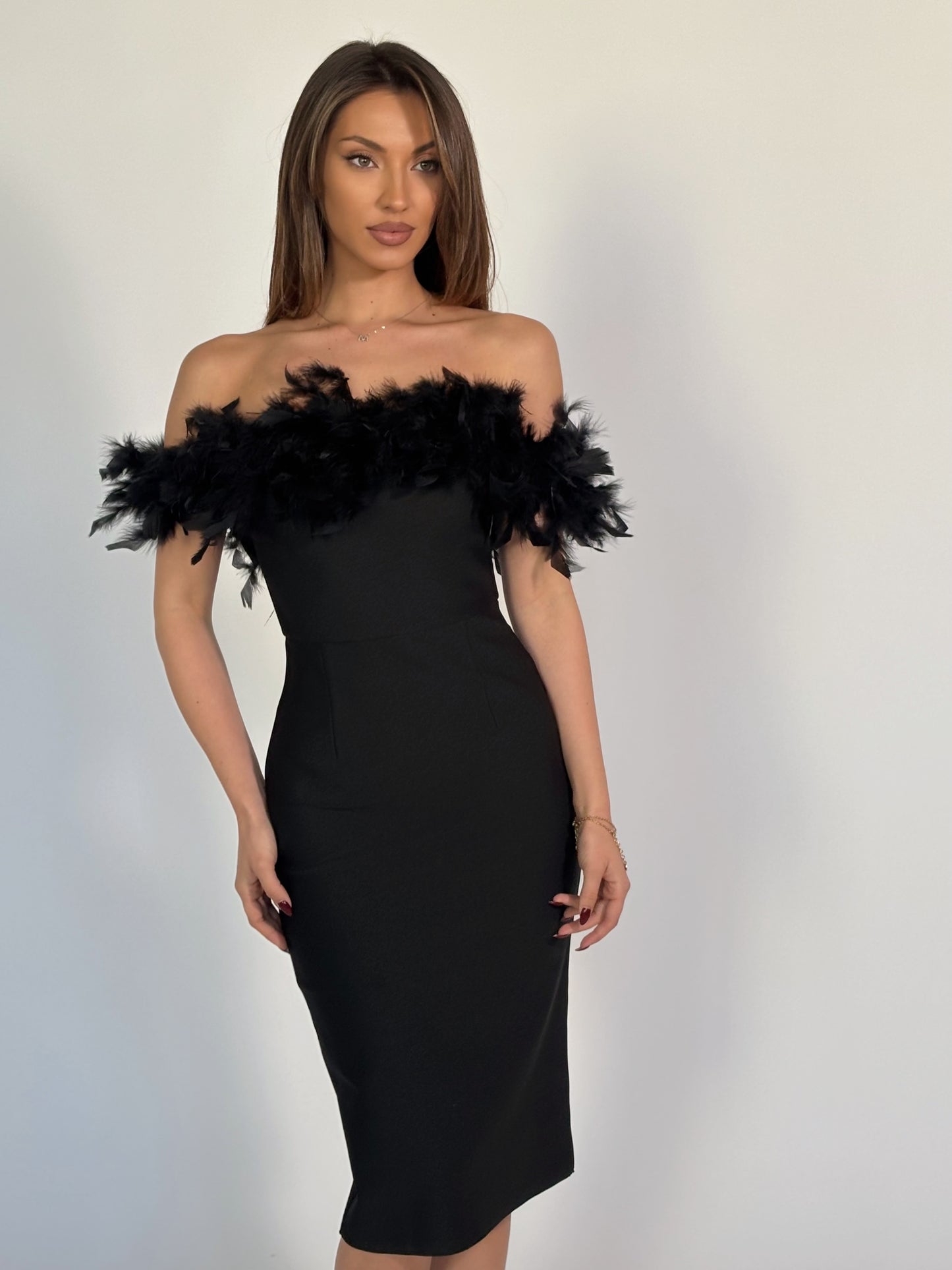 Бандажна рокля с пера Clara