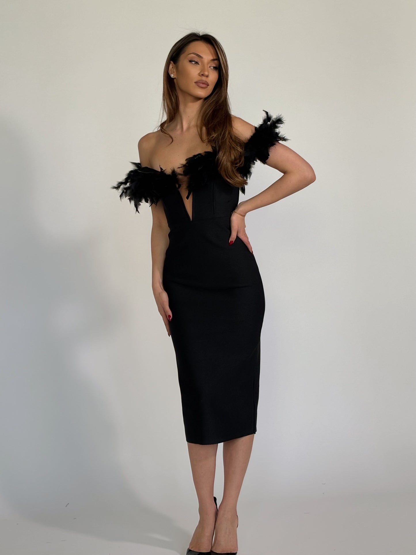 Бандажна рокля с Estrell с естествени пера