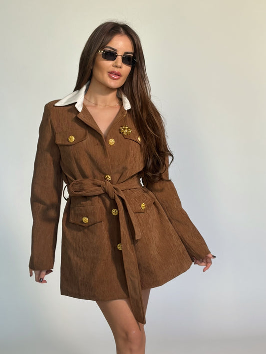 Рокля/сако Betti с колан и брошка