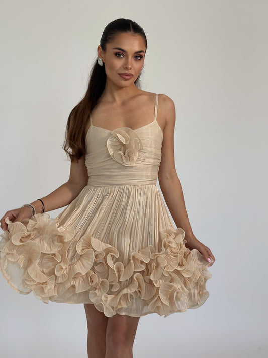 Къса сатенена рокля Clarina с цвете