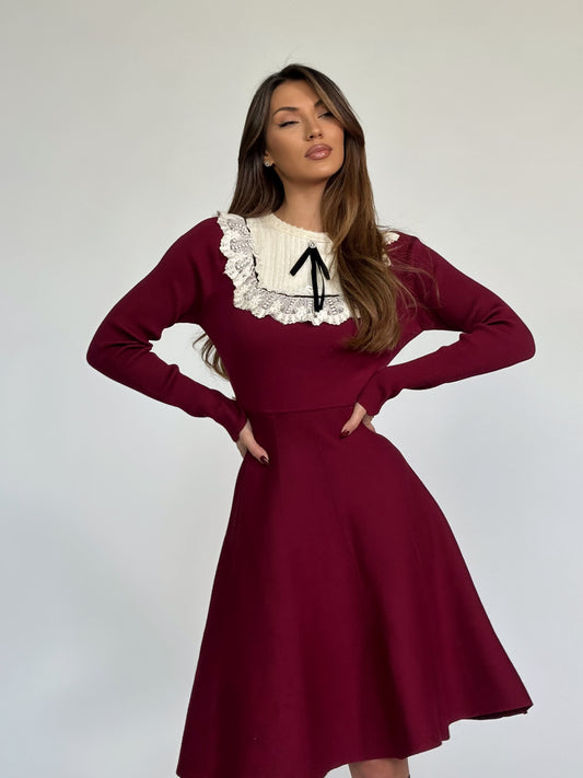 Рокля Hensel с дантела и панделка