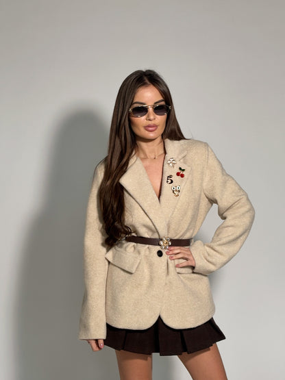 Вълнен блейзър Rocca с брошки и колан