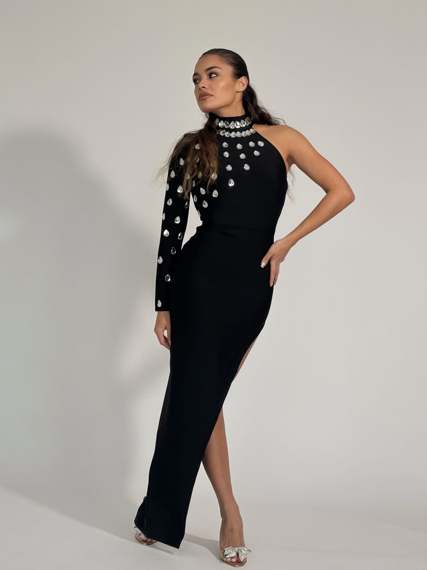 Бандажна рокля Violla с един ръкав и камъни