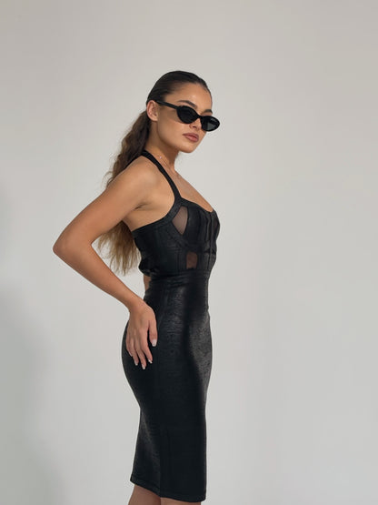 Бандажна рокля Carollina с лъскав ефект