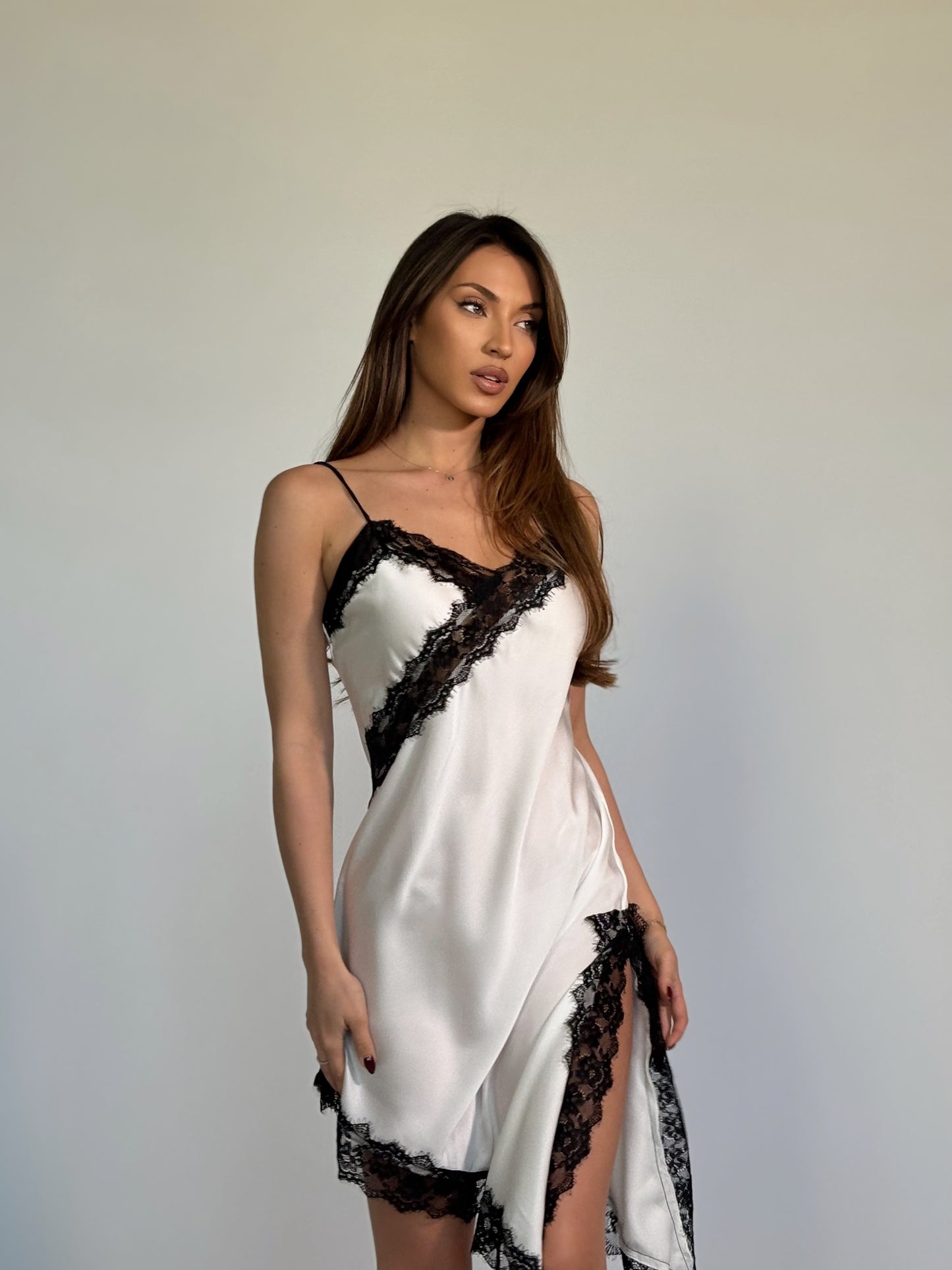 Сатенена рокля с дантела Marcilia