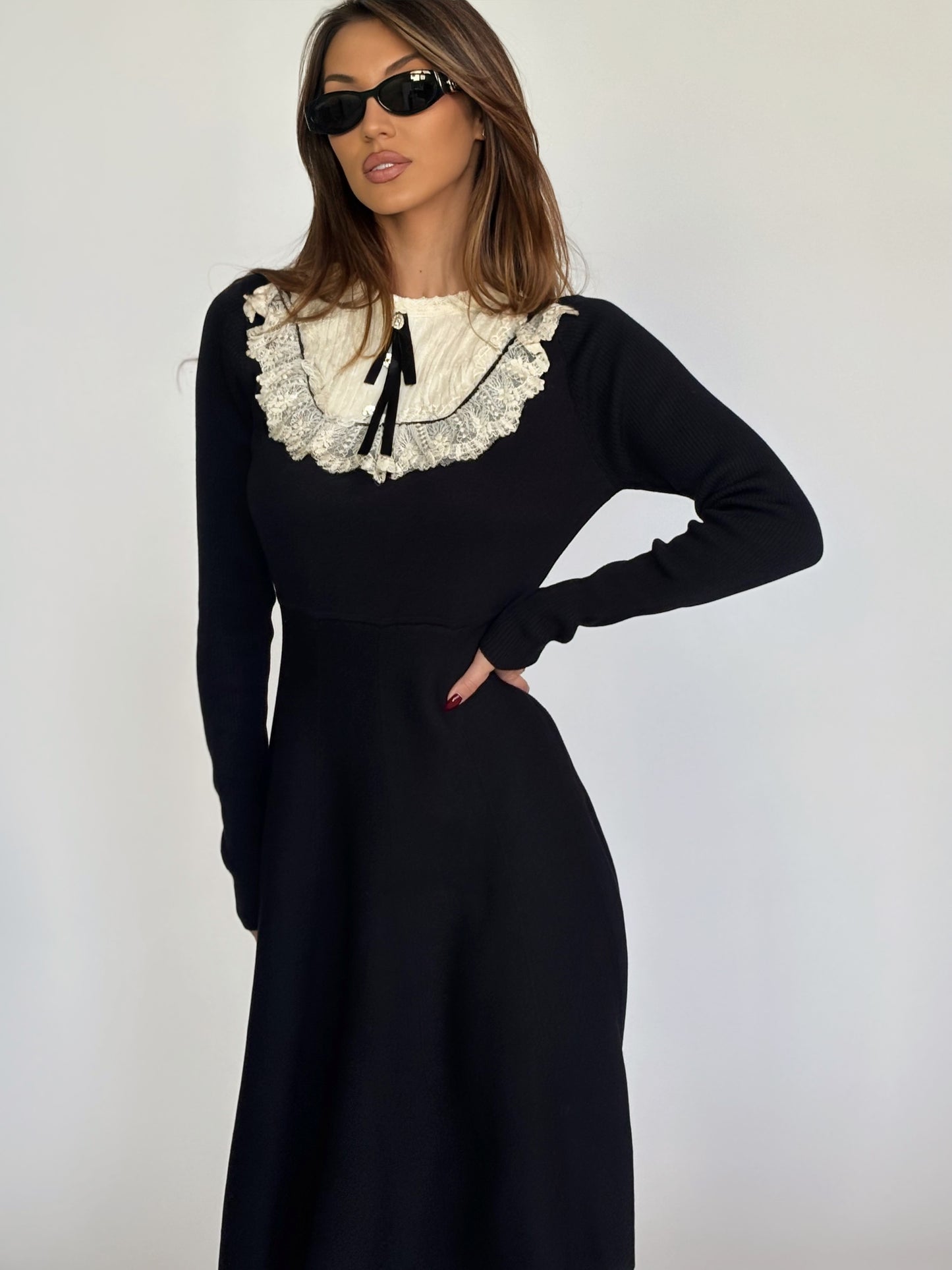 Рокля Hensel с дантела и панделка