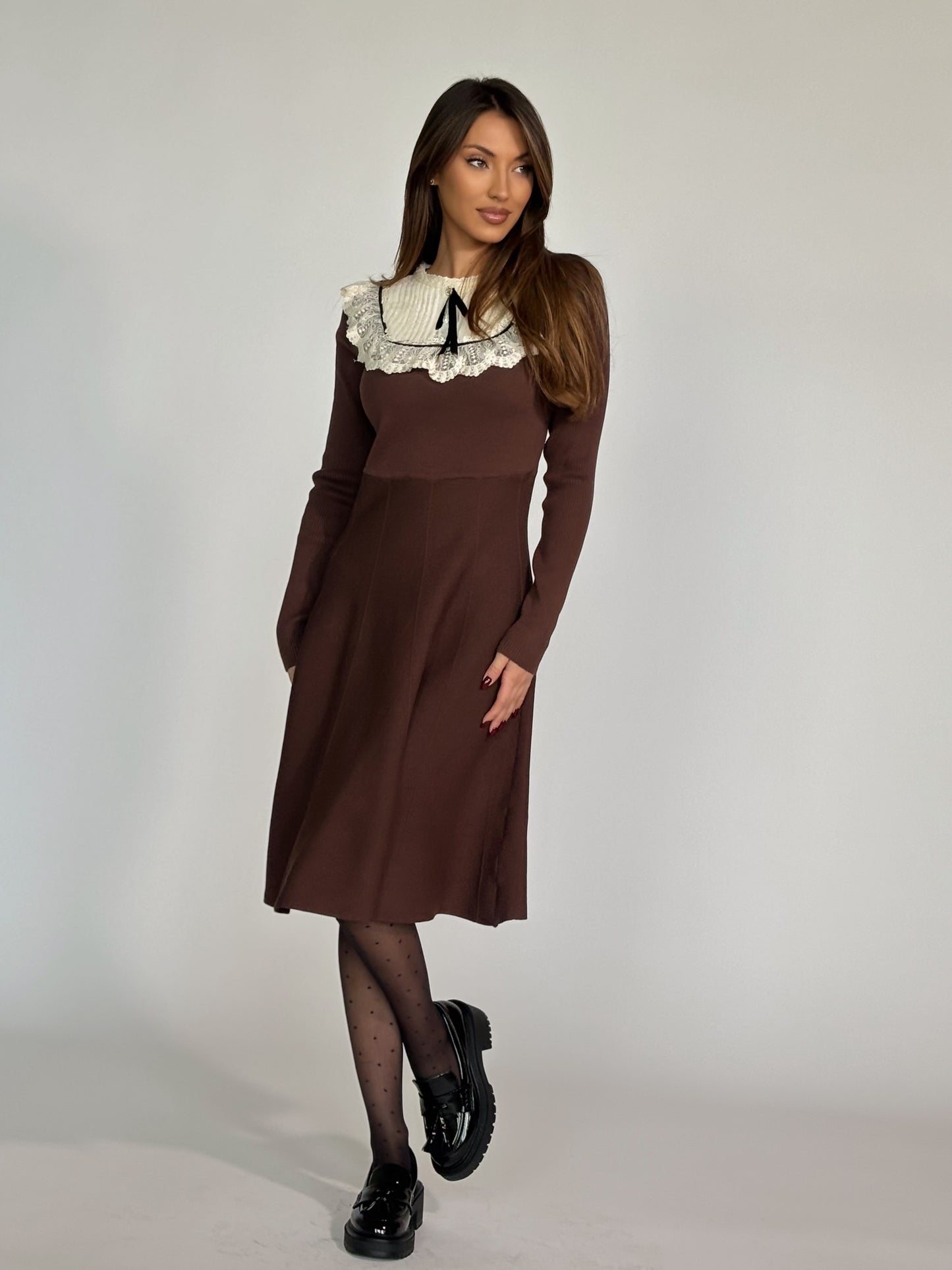 Рокля Hensel с дантела и панделка