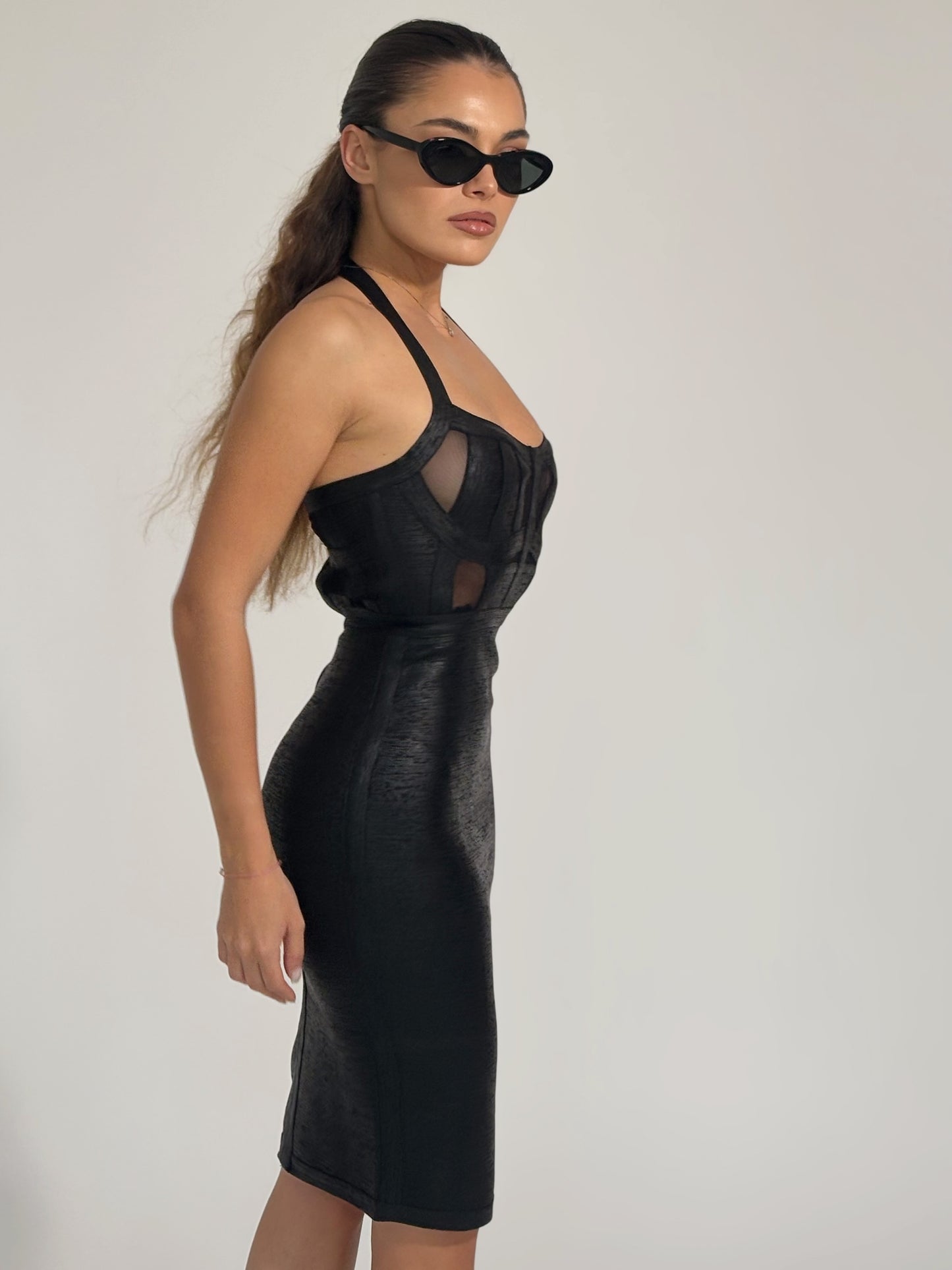 Бандажна рокля Carollina с лъскав ефект