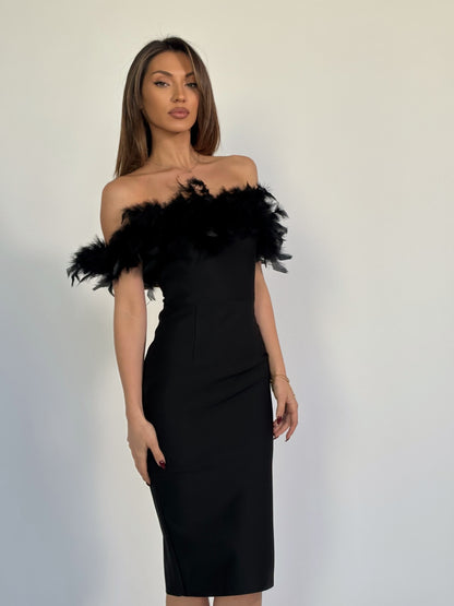 Бандажна рокля с пера Clara