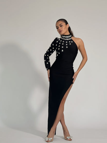 Бандажна рокля Violla с един ръкав и камъни