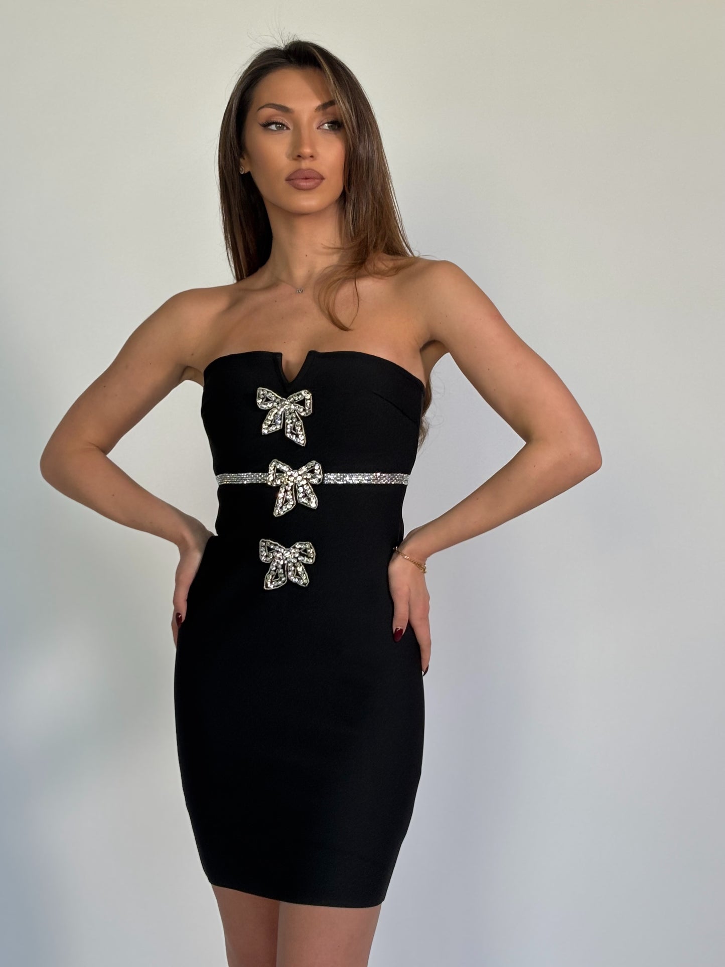 Бандажна рокля Tifany с подвижни брошки