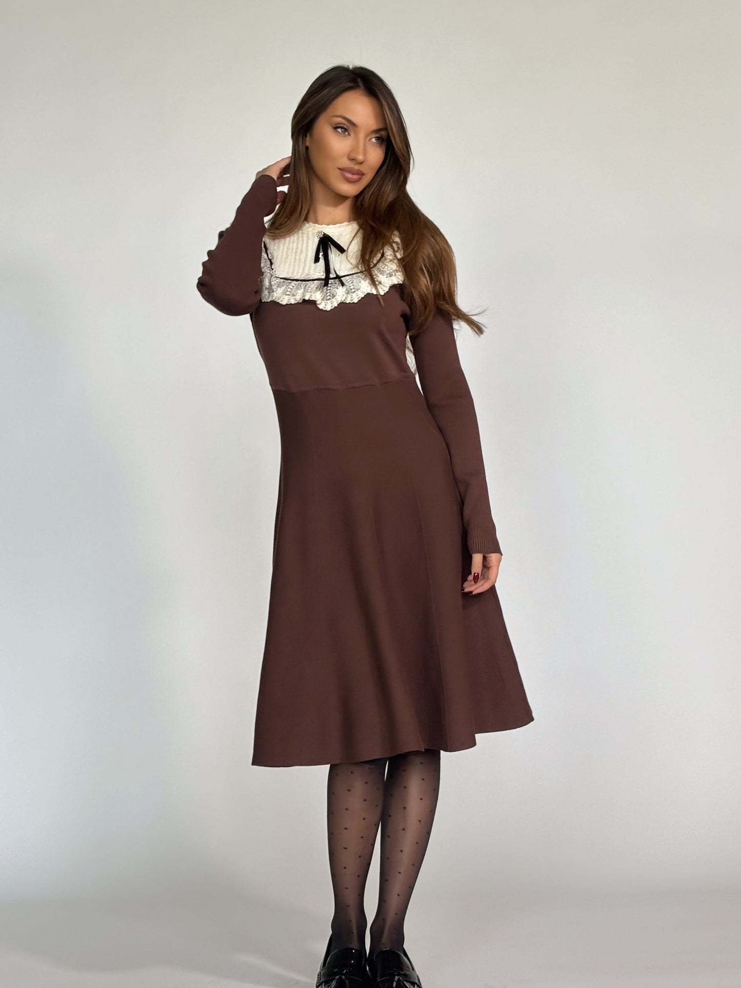 Рокля Hensel с дантела и панделка