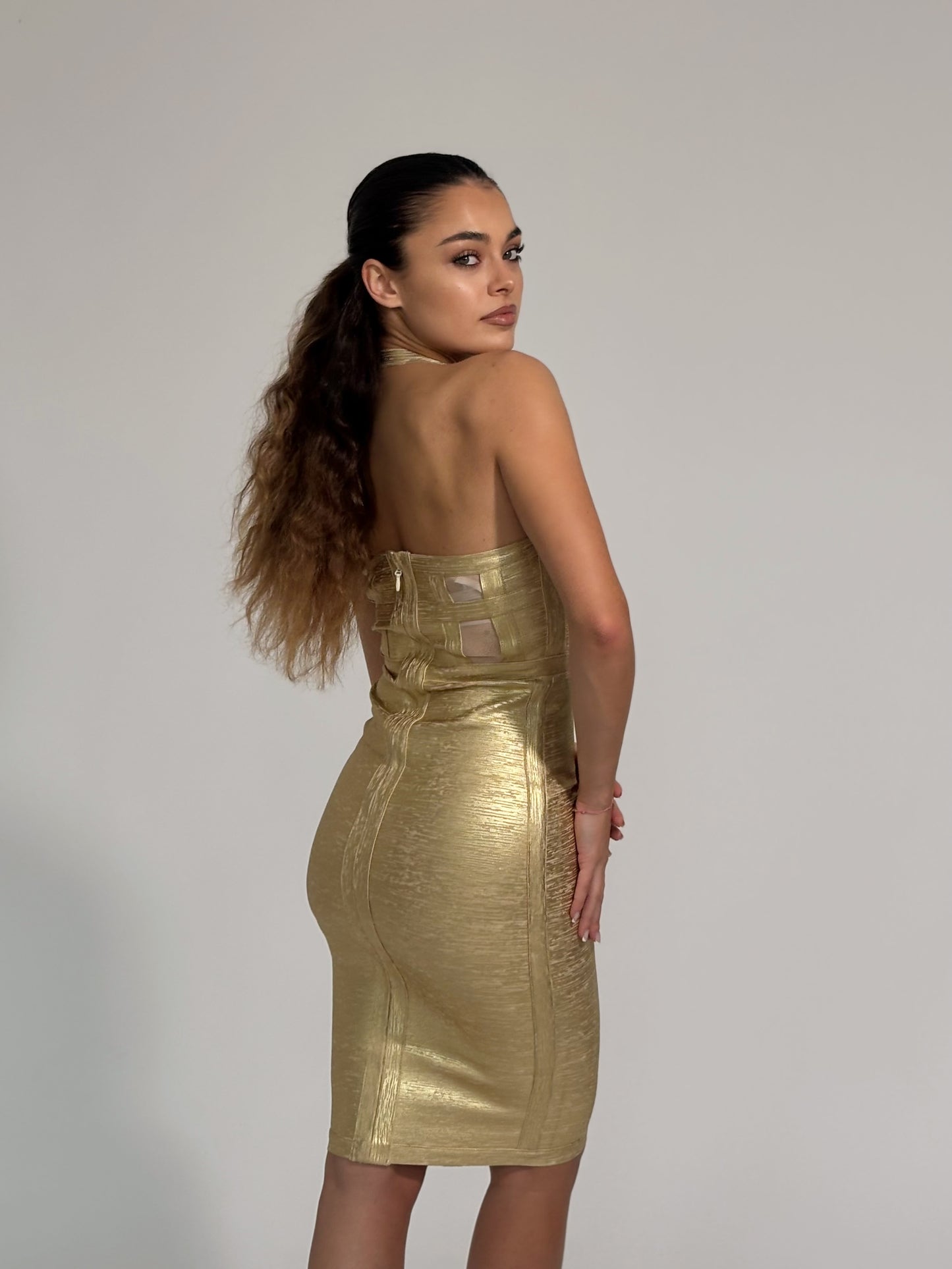 Бандажна рокля Carollina с лъскав ефект