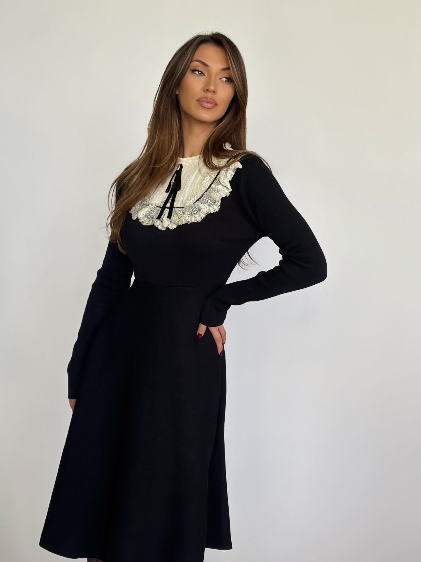 Рокля Hensel с дантела и панделка