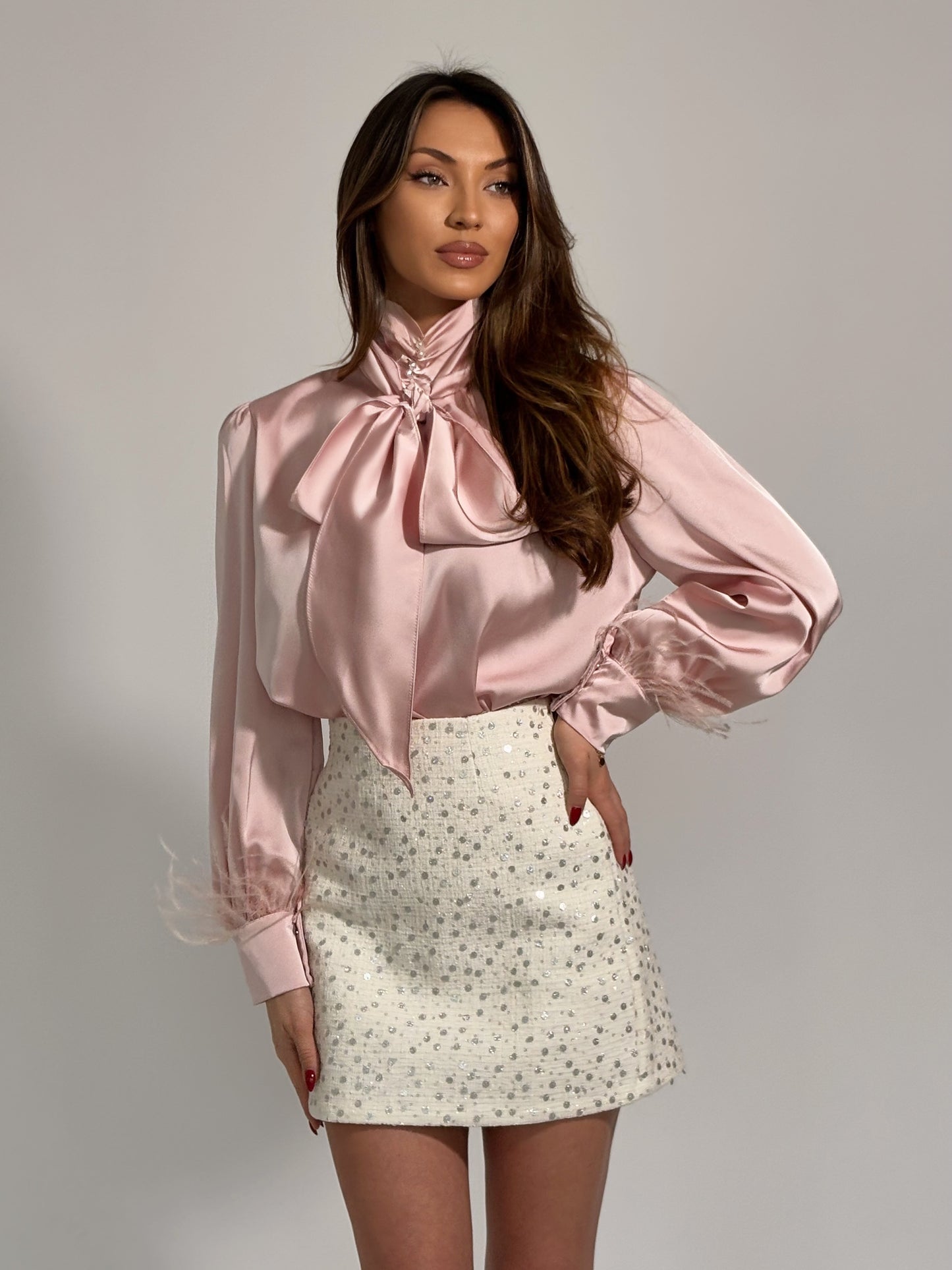 Сатенена блуза Megan с пера и шал