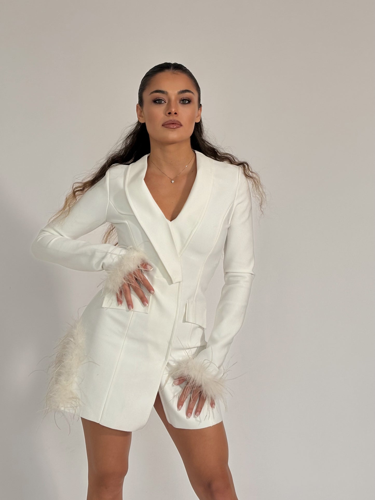 Бандажна рокля с естествени пера Scarlet