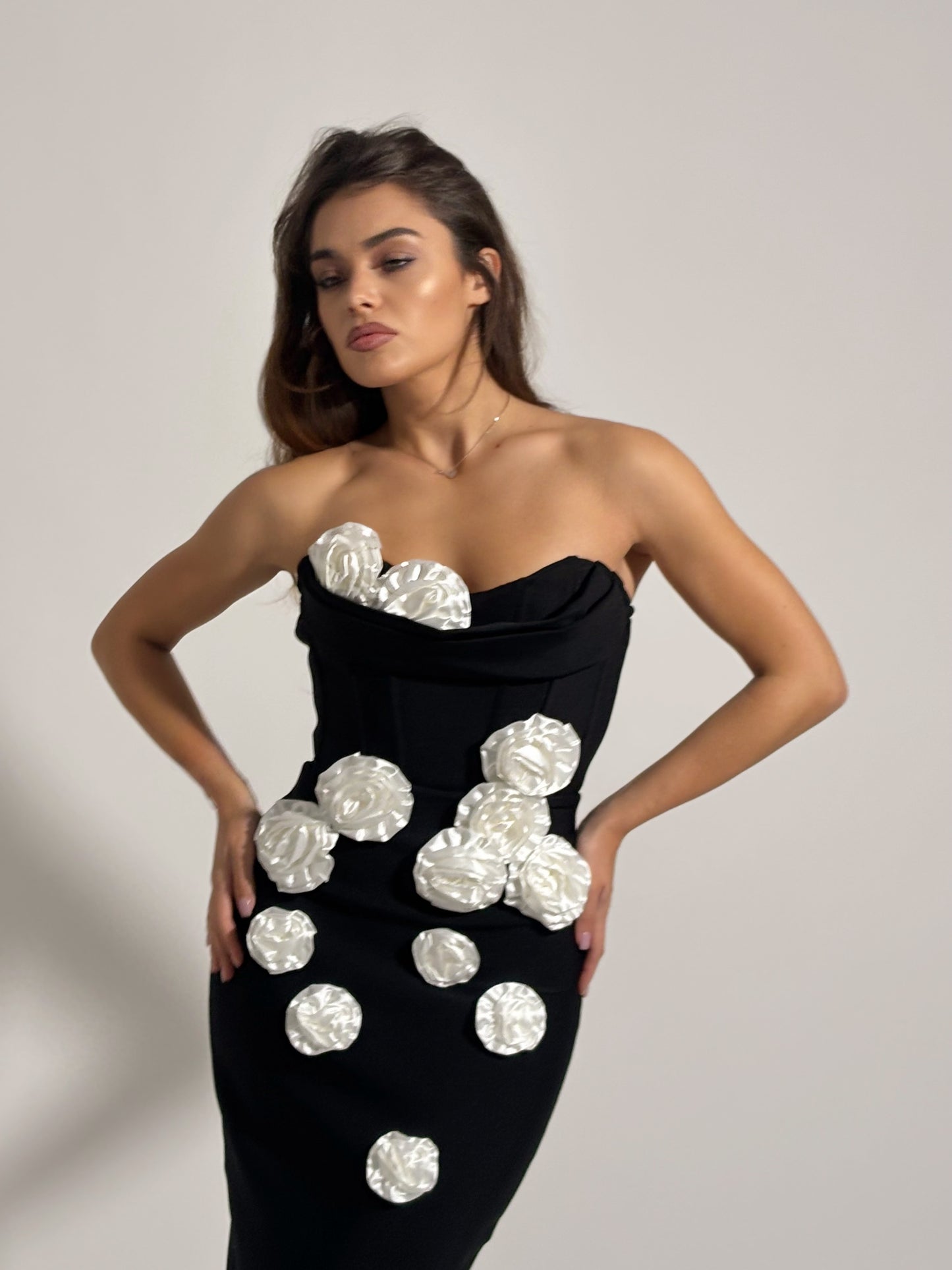 Бандажна рокля Emi с рози