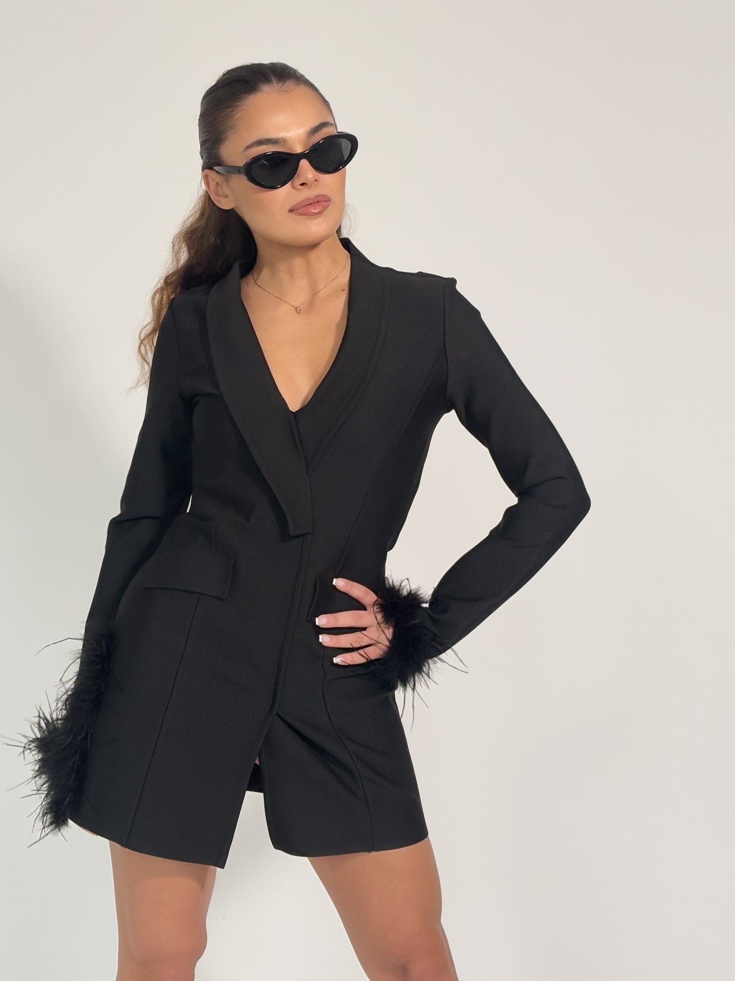 Бандажна рокля с естествени пера Scarlet