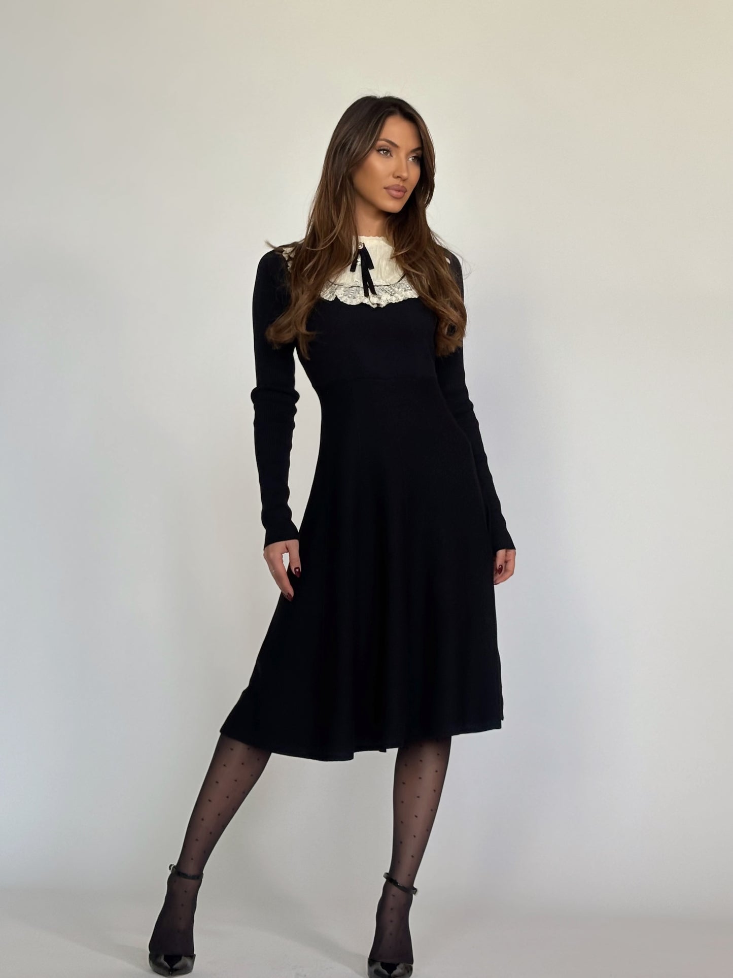 Рокля Hensel с дантела и панделка