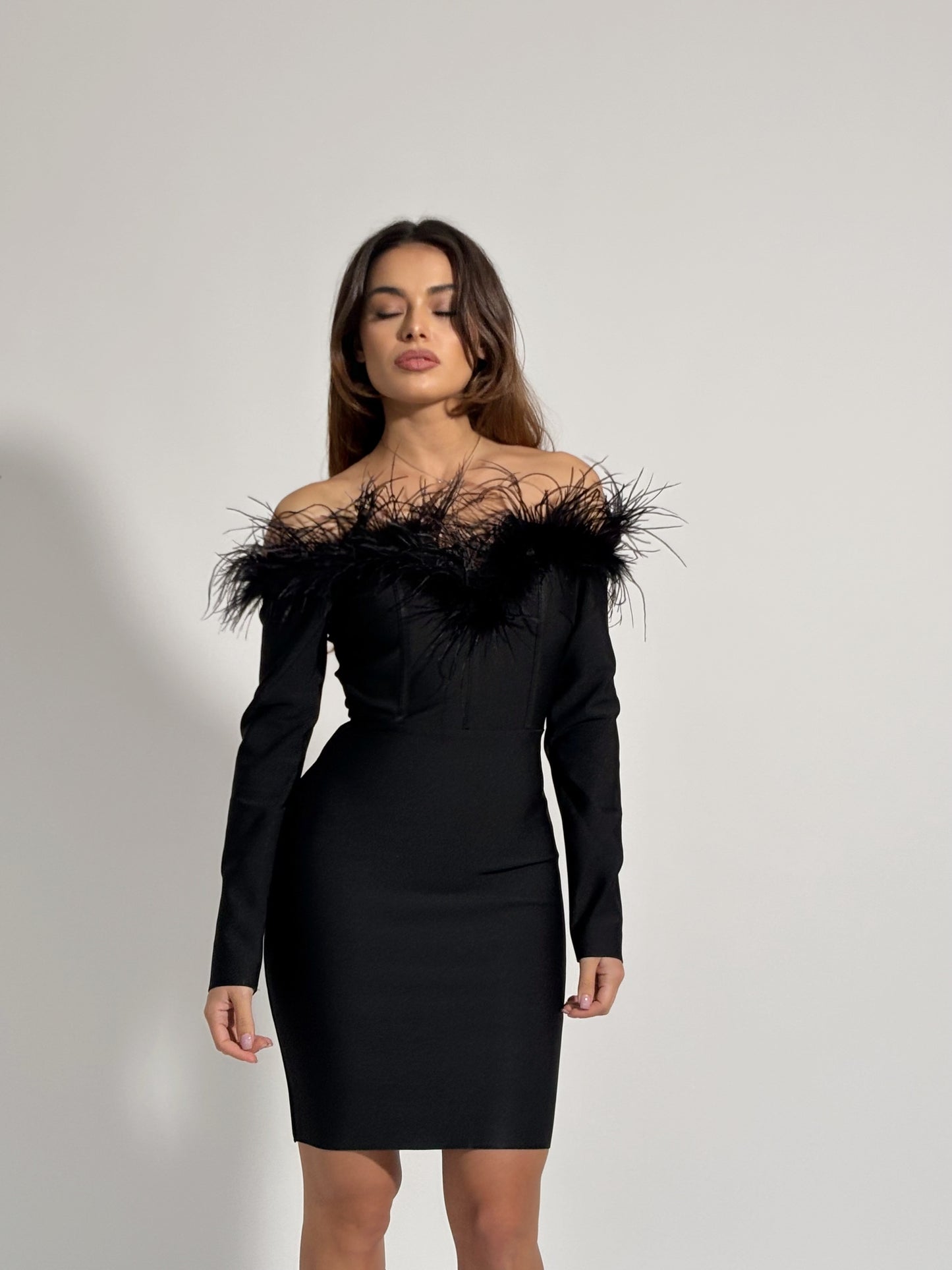 Бандажна рокля с естествени пера Florina