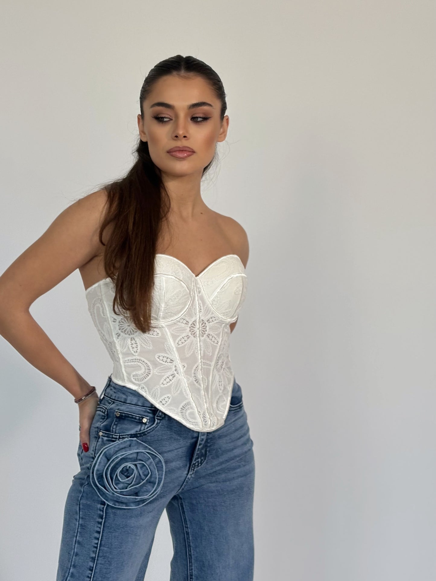 Дантелен корсет Vella с твърди чашки