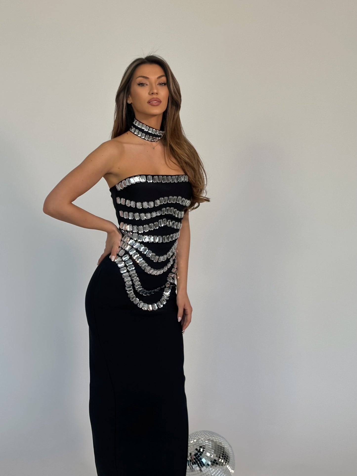 Бандажна рокля с камъни и чокър Casila