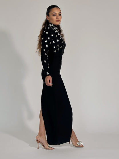 Бандажна рокля Violla с един ръкав и камъни