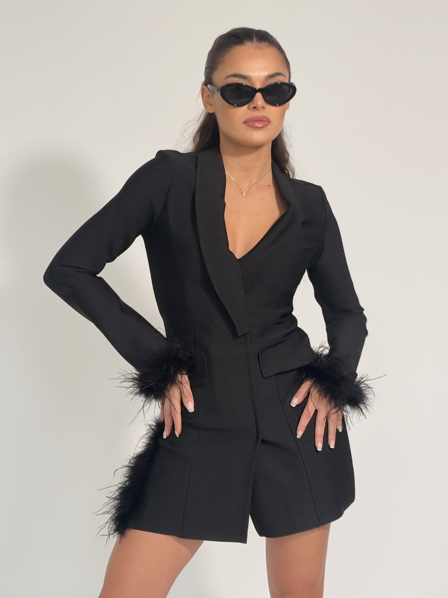 Бандажна рокля с естествени пера Scarlet