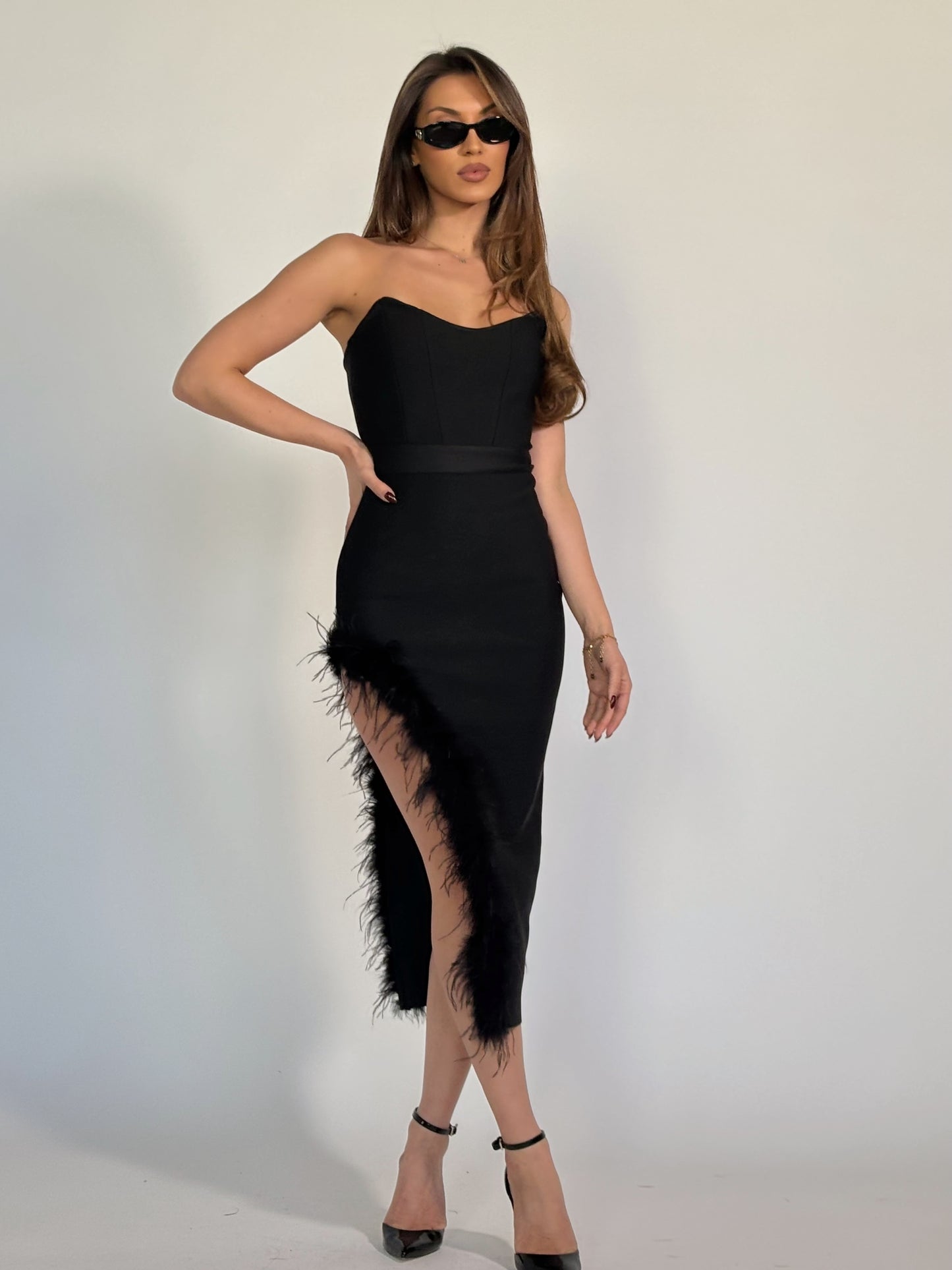 Бандажна рокля с пера и цепка  Viola