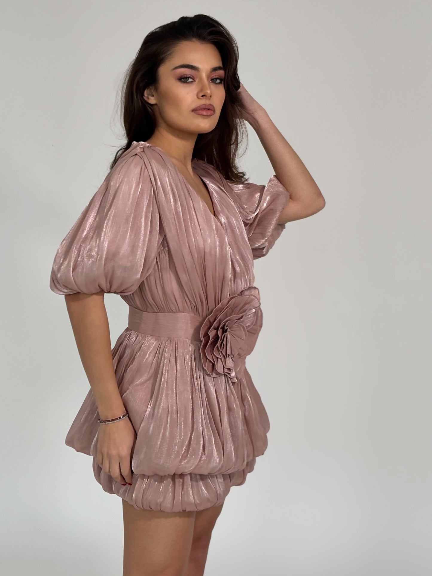 Сатенена рокля Bloom с голямо цвете