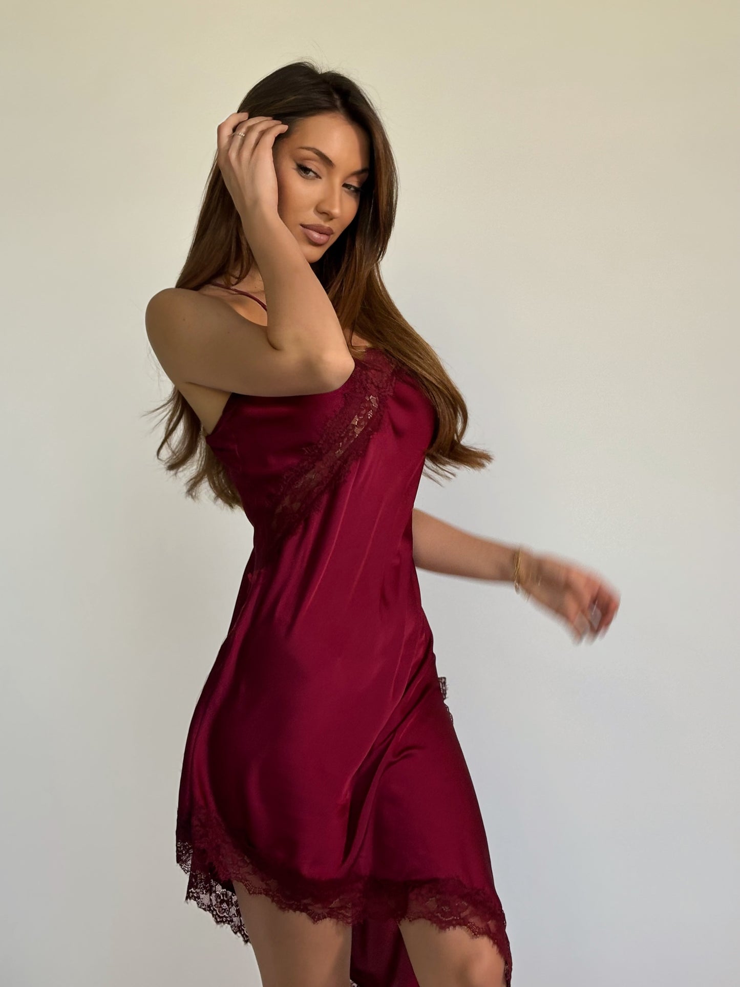 Сатенена рокля с дантела Marcilia